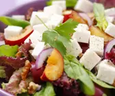 Gemischter Blattsalat mit Pflaumen und Ziegenfrischkäse