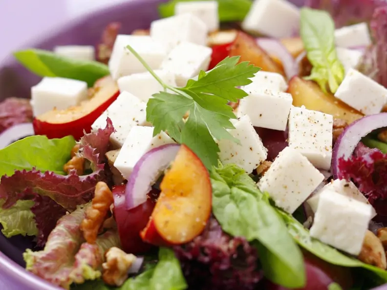 Gemischter Blattsalat mit Pflaumen und Ziegenfrischkäse