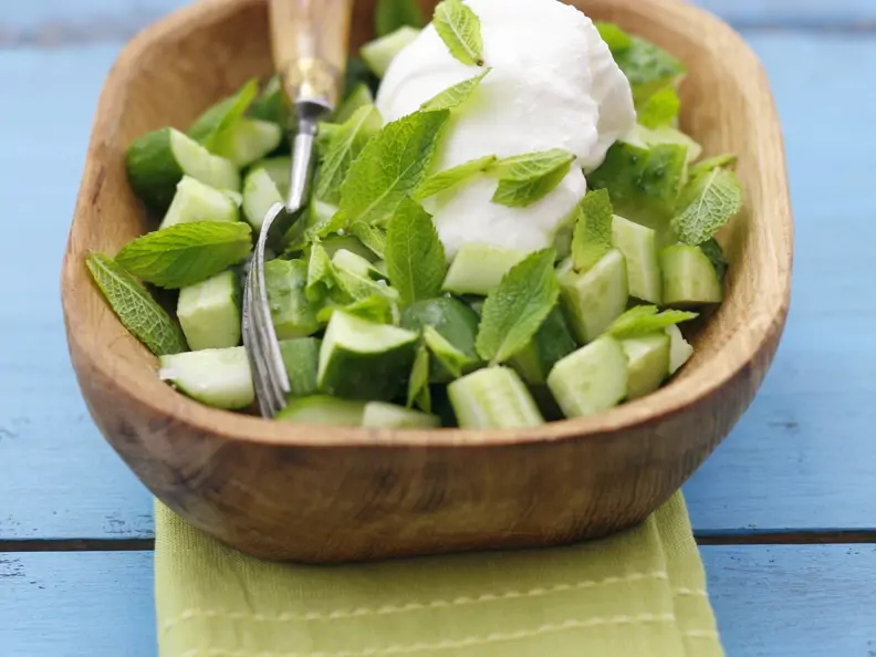 Knackiger Gurkensalat mit Minze