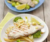 Gegrillte Schollen auf Gemüse