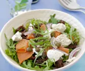 Rucolasalat mit geräuchertem Lachs und Ziegenfrischkäse