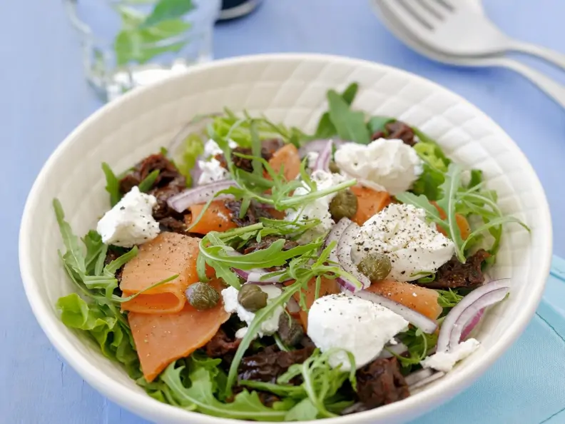 Rucolasalat mit geräuchertem Lachs und Ziegenfrischkäse