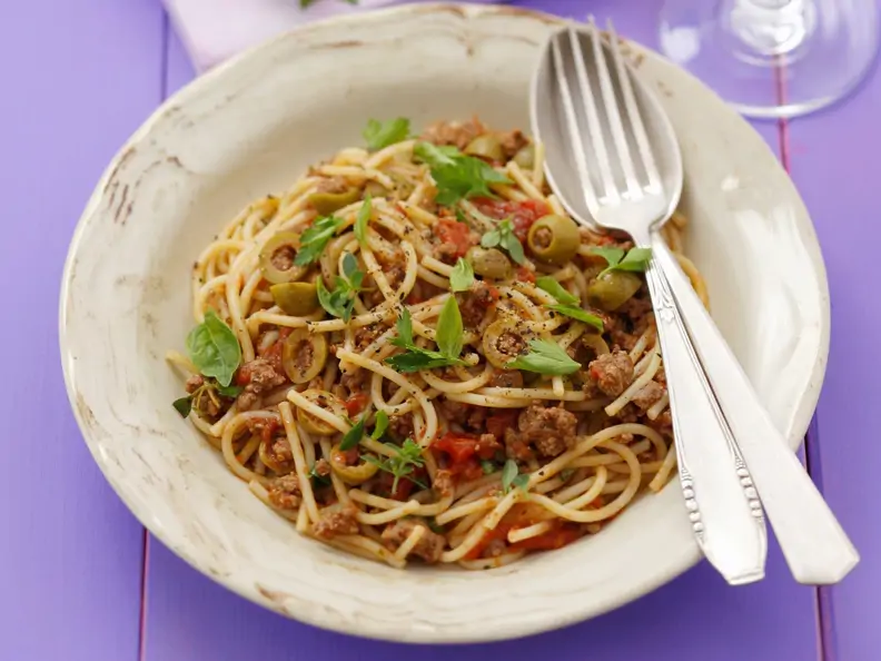 Spaghetti mit Hackfleischsauce und Oliven