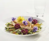 Lachs auf Spargel-Möhren-Gemüse