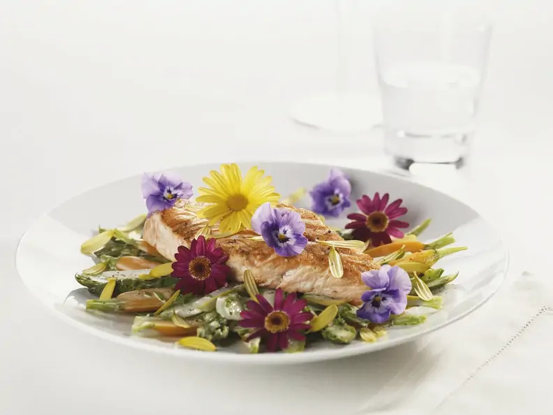 Lachs auf Spargel-Möhren-Gemüse
