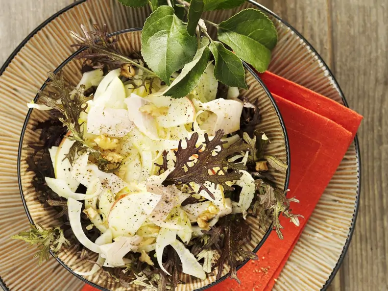 Fenchelsalat mit Apfel und geräucherter Forelle