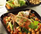 Hähnchenkeule auf Kichererbsengemüse in Tomatensauce