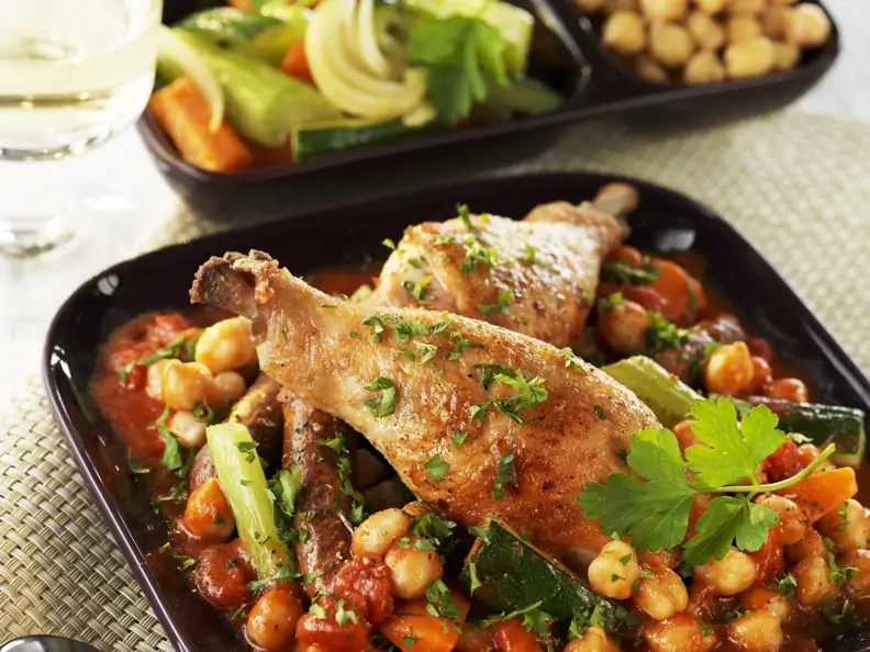 Hähnchenkeule auf Kichererbsengemüse in Tomatensauce