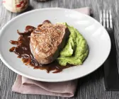 Filetsteak mit Zwiebeln in Balsamessig und Selleriepüree