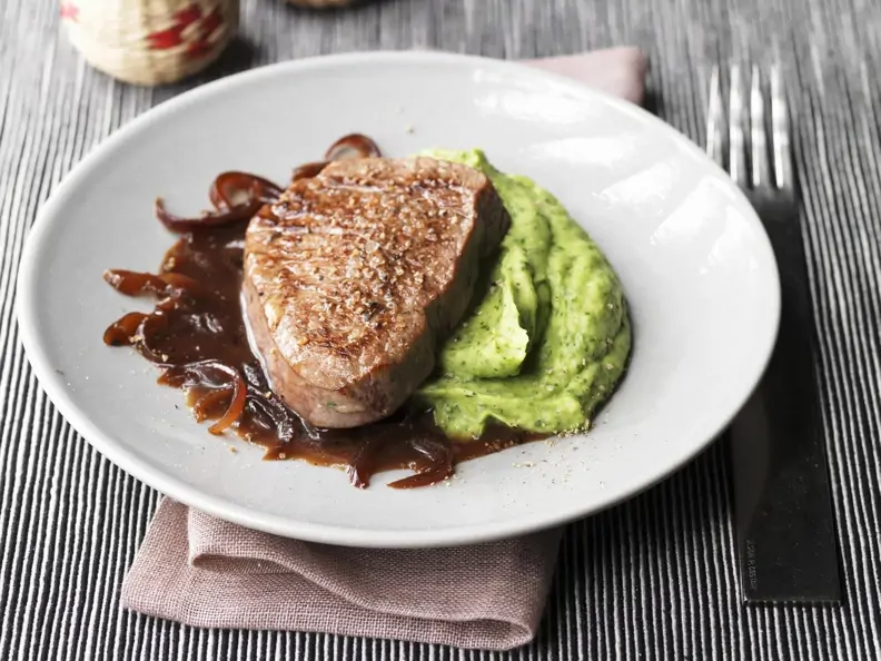 Filetsteak mit Zwiebeln in Balsamessig und Selleriepüree