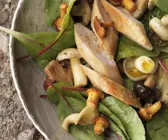 Herbstlicher Salat mit Pilzen und Kaninchenfilet