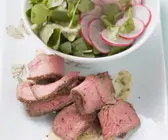 Rindersteak mit Brunnenkresse-Radieschen-Salat