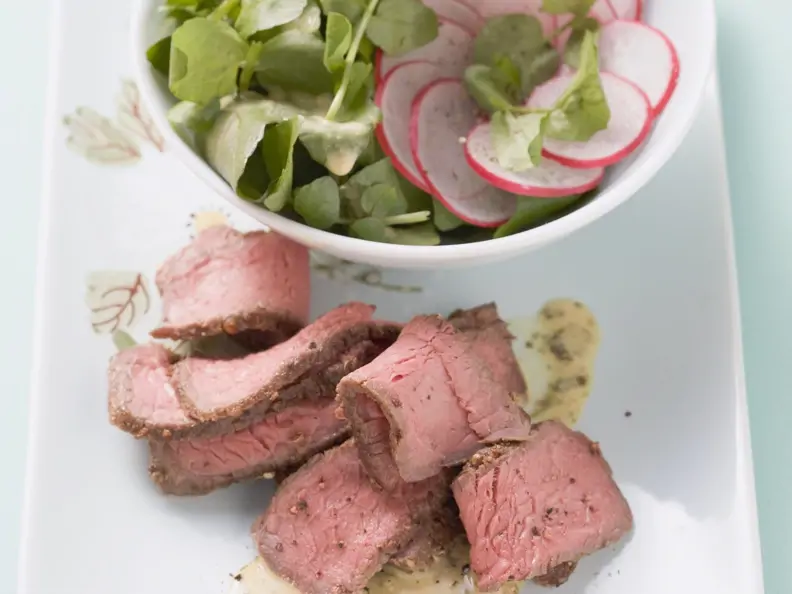 Rindersteak mit Brunnenkresse-Radieschen-Salat
