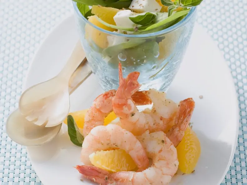 Krabbensalat mit Orangen, Spinat und Feta