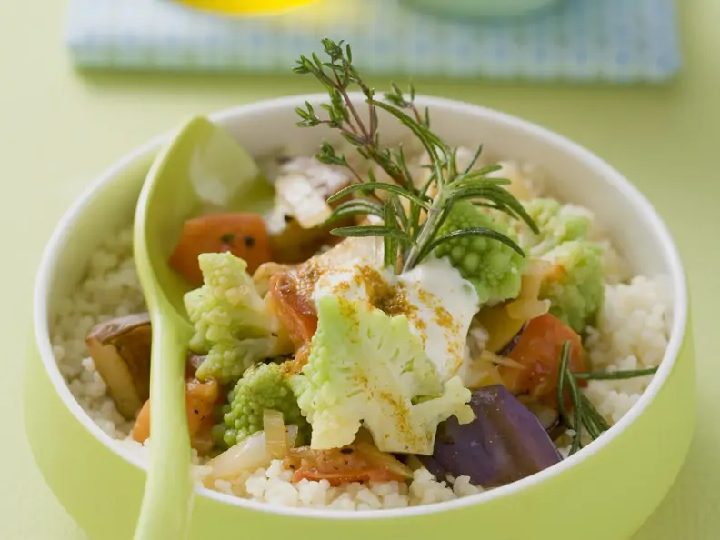 Geschmortes Gemüse mit Romanesco auf Couscous