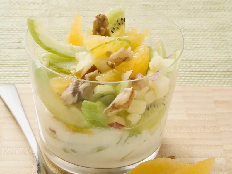 Fruchtiger Salat mit Staudensellerie