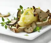 Belegtes Brot mit Kartoffelpüree und gebratenen Steinpilzen