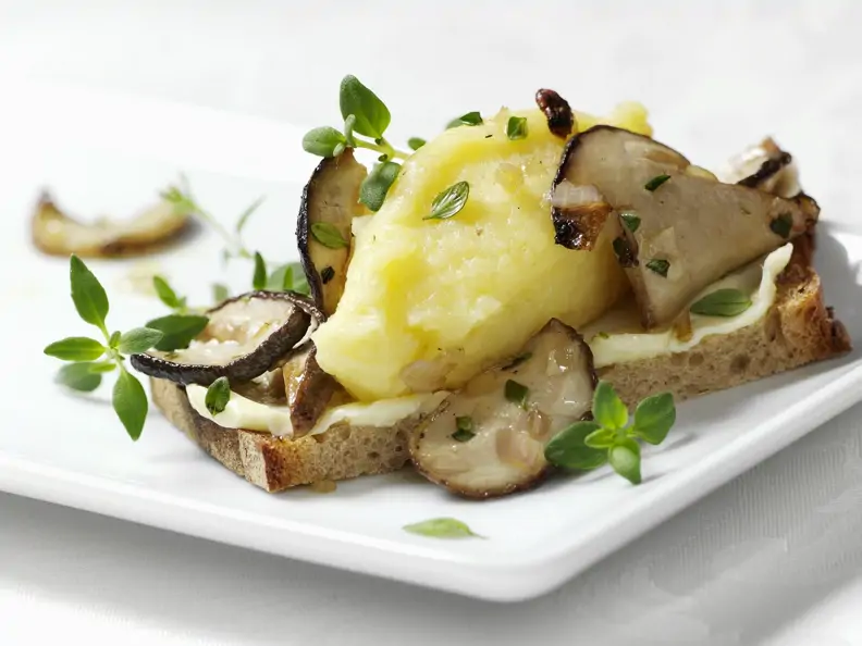 Belegtes Brot mit Kartoffelpüree und gebratenen Steinpilzen
