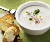 Cremige Radieschensuppe mit Gänseblümchen