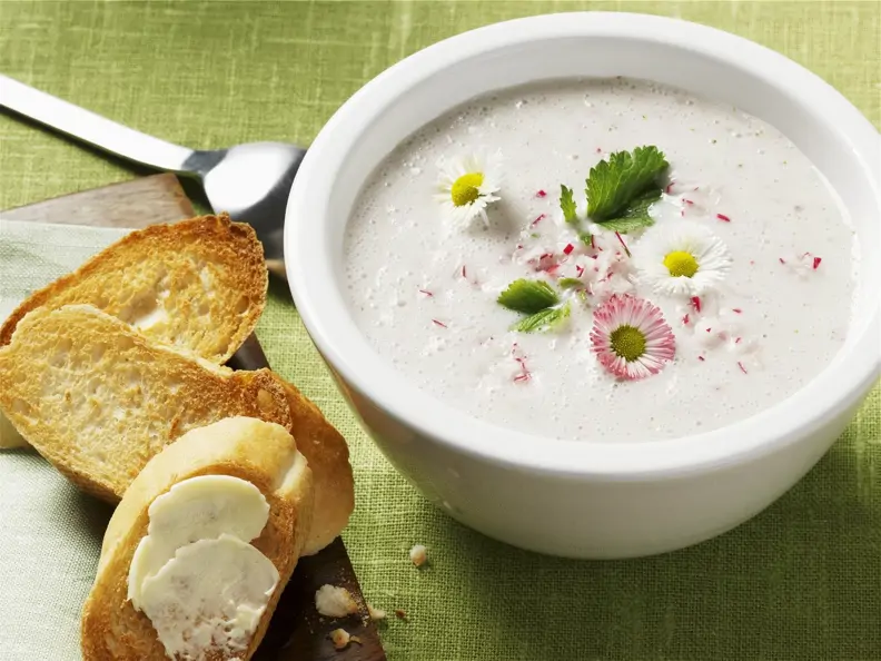 Cremige Radieschensuppe mit Gänseblümchen