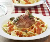 Schweinefilet im Speckmantel auf Bandnudeln mit Tomatensauce