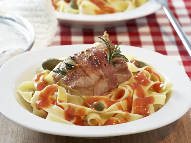 Schweinefilet im Speckmantel auf Bandnudeln mit Tomatensauce