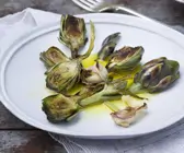 Gegrillte Baby-Artischocken
