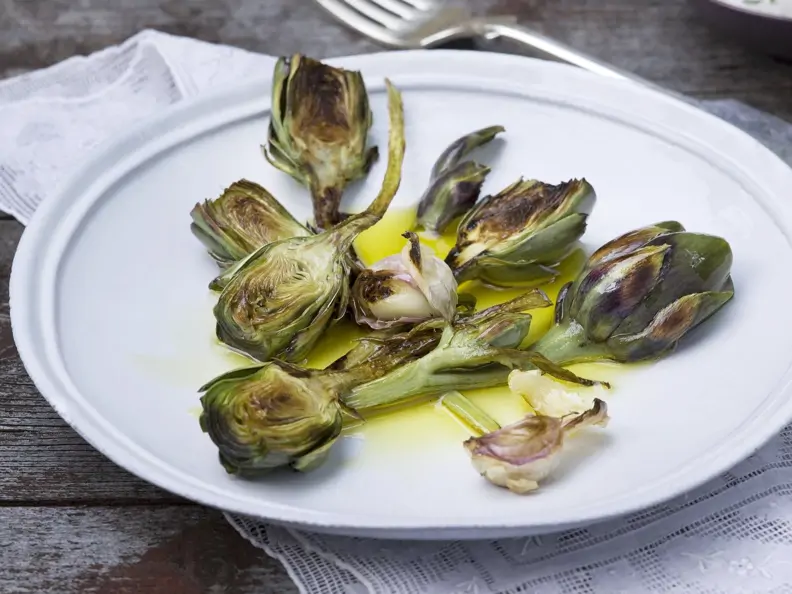 Gegrillte Baby-Artischocken