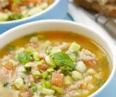 Kalte Suppe mit buntem Gemüse