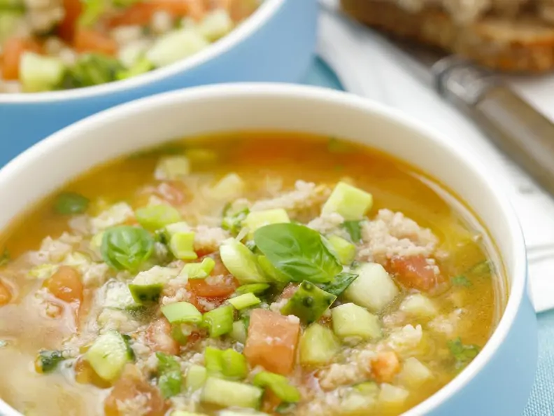 Kalte Suppe mit buntem Gemüse
