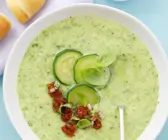 Kalte Gurkensuppe mit Basilikum und getrockneten Tomaten