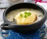 Zwiebelsuppe mit überbackenem Brot
