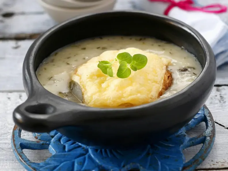 Zwiebelsuppe mit überbackenem Brot