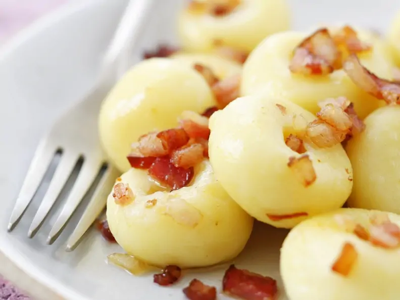 Kartoffelklößchen mit Speck auf schlesische Art