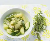 Zucchini-Fenchel-Suppe mit grünen Bohnen