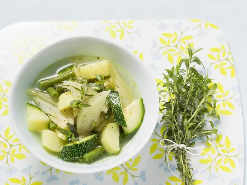 Zucchini-Fenchel-Suppe mit grünen Bohnen