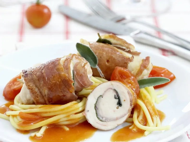 Kalbsroulade im Schinkenmantel auf Spaghetti