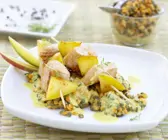 Putenspieße mit Mango auf Linsengemüse
