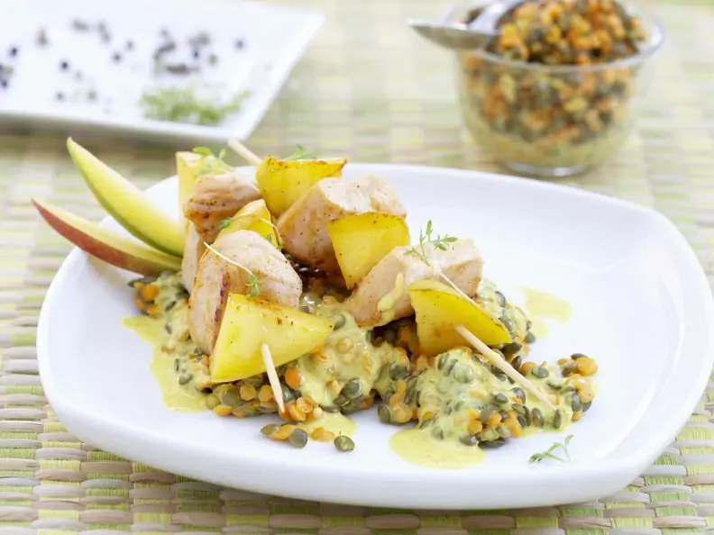 Putenspieße mit Mango auf Linsengemüse
