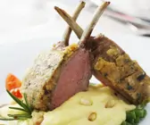 Lammkarree mit Nusskruste auf Kartoffelpüree