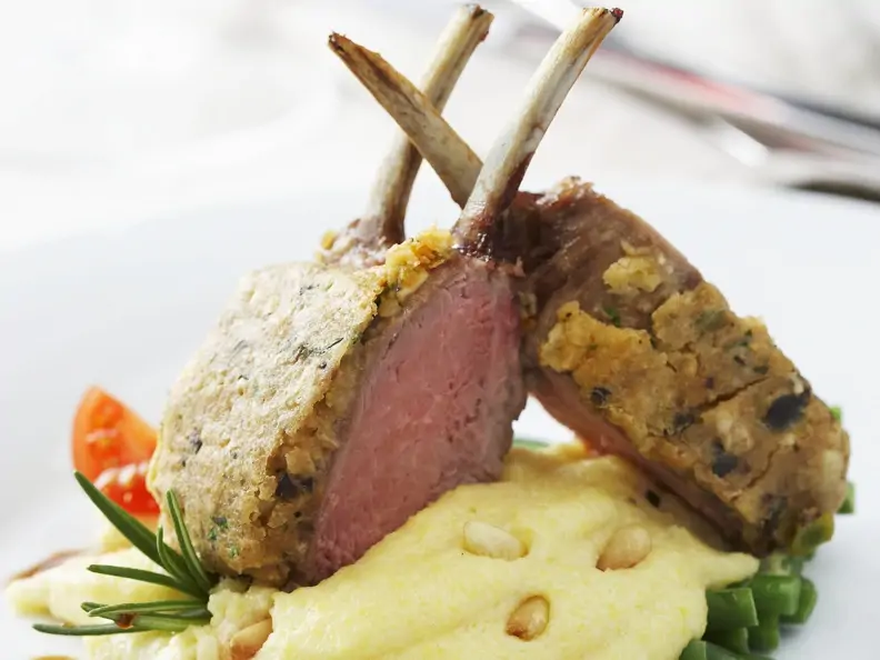 Lammkarree mit Nusskruste auf Kartoffelpüree