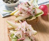 Belegtes Brötchen mit Birne, Radieschen und Kürbiskernen