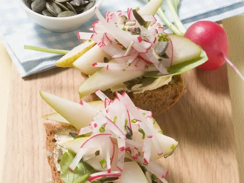 Belegtes Brötchen mit Birne, Radieschen und Kürbiskernen