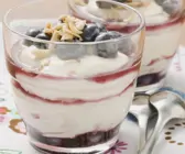 Quark mit Heidelbeeren im Glas