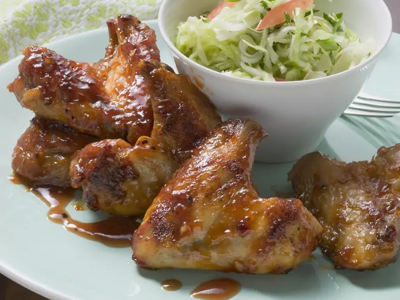 Chicken Wings süß-sauer mariniert und Kohlsalat