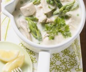 Hühnerfrikassee mit Erbsen und grünem Spargel