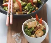 Tofu-Gemüse-Pfanne in einer grauen Schale angerichtet
