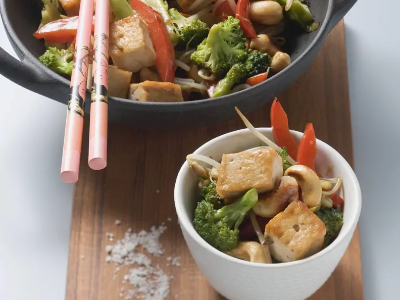 Tofu-Gemüse-Pfanne in einer grauen Schale angerichtet