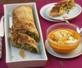 Pikanter Strudel mit Wirsing und Steinpilzen dazu Meerrettich-Kürbis-Dip