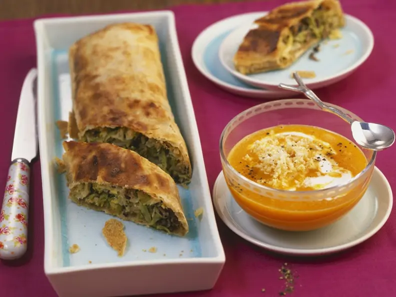 Pikanter Strudel mit Wirsing und Steinpilzen dazu Meerrettich-Kürbis-Dip